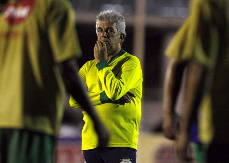 Cláudio Marques, técnico do Trieste, precisa vencer hoje para provocar um terceiro jogo com o Santa Quitéria | Hedeson Alves/ Gazeta do Povo