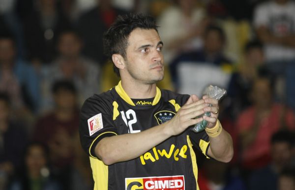 Destaque -Primeira partida da decisão da Liga Futsal. Pela primeira vez um time paranaense disputa o título do principal torneio do país. O Marechal Cândido Rondon, que eliminou o Corinthians em uma semifinal dramática, encara desta vez o forte time de Jaraguá do Sul, que tem no elenco o astro Falcão (foto). O primeiro duelo é no interior do Paraná. | Pedro Serápio/Gazeta do Povo