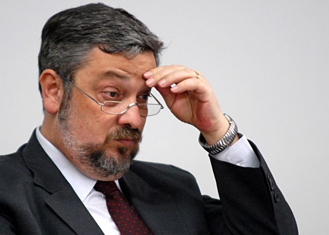 Palocci, envolvimento no escândalo da quebra de sigilo bancário do caseiro Francenildo Santos Costa. | 