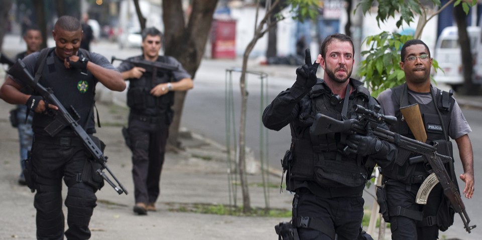 Policiais do Comando de Operações Especiais da Polícia Civil (CORE) comemoram fim de operação na favela Vila Cruzeiro, no Rio de Janeiro | AFP PHOTO/ANTONIO SCORZA
