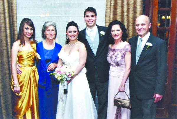 Na recepção no Country Club, os noivos Eduardo Santos Miró Rebello e Paloma Silva Nadolny. Ela vestia criação do estilista Walmir Duarte |