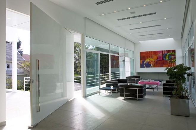 A estrutura metálica interna dá sustentação para a grande porta projetada por Marcos Bertoldi | 