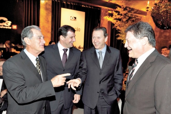 O anfitrião Fabiano Sech (2º da esq. para a dir.) com os empresários Osvaldir Benato (primeiro à esq.), e os irmãos Valmir e Jacó Maran no coquetel em comemoração aos dez anos da C3 Imóveis, no La Table Gastronomie |