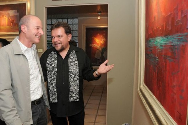 O artista plástico Celso Coppio (de preto) recebeu centenas de convidados na quinta-feira, em sua galeria, para a inauguração da exposição