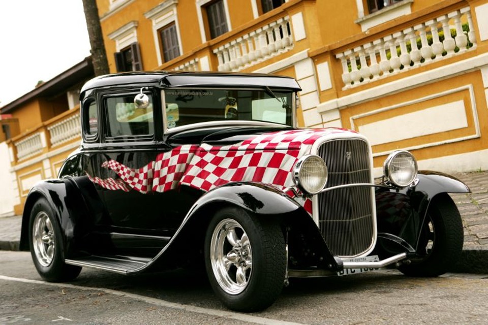 Ford 1930 é o carro mais hot A bandeira quadriculada em branco e pink é a marca registrada do Ford Coupé Cinco Janelas. O desenho recebeu um efeito de movimento que deixou o carro ainda mais personalizado | Antônio More/ Gazeta do Povo