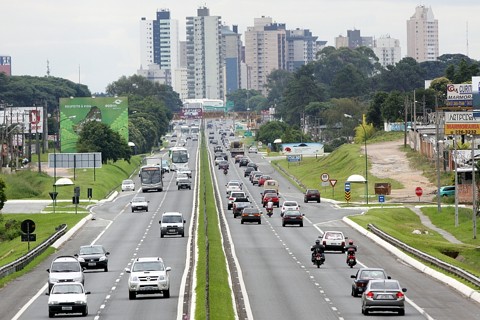 72,2 mil carros devem deixar Curitiba neste fim de semana Movimento de veículos deve ser intenso nas saídas de Curitiba nesta sexta-feira e sábado | Giuliano Gomes/Gazeta do Povo