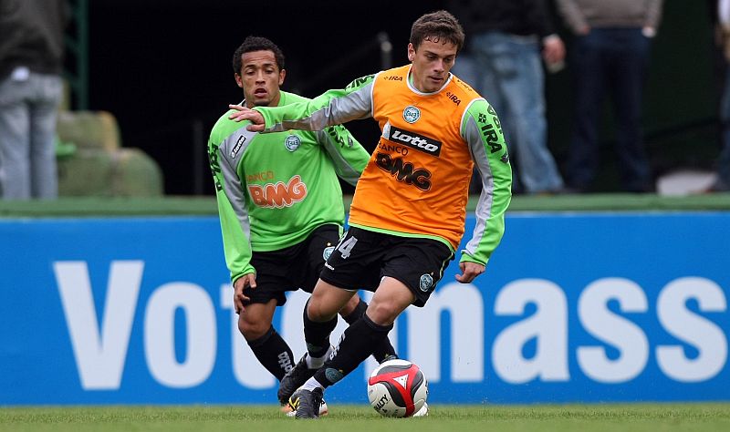 Lucas Mendes volta após suspensão e retoma o lugar na lateral | Albari Rosa / Agência de Notícias Gazeta do Povo