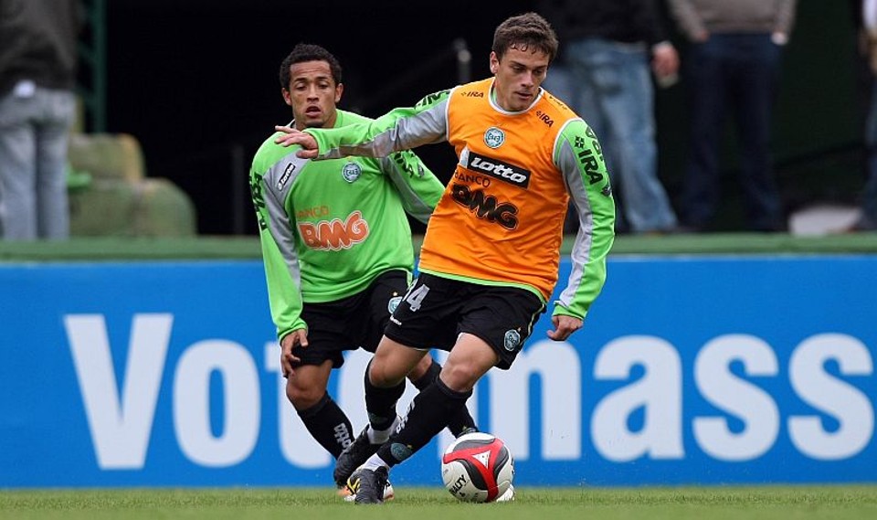 Lucas Mendes volta após suspensão e retoma o lugar na lateral | Albari Rosa / Agência de Notícias Gazeta do Povo