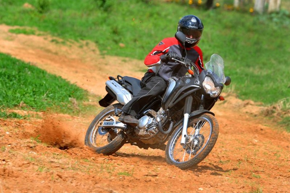 Nova aventureira da Yamaha chega às lojas Rodando por trechos de terra, o novo modelo da Yamaha conseguiu transpor pequenos obstáculos com facilidade. Em trechos asfaltados, a nova relação de marchas se mostrou acertada, mas a resposta do motor é mais lenta | Fotos: Gustavo Epifanio/Agência Infomoto e Divulgação