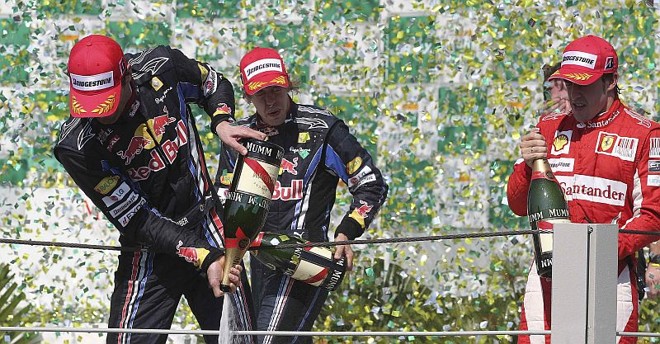 Vettel (ao centro) ganha força no campeonayo, mas a vantagem é ainda de Alonso (de vermelho) | Paulo Withaker/Reuters