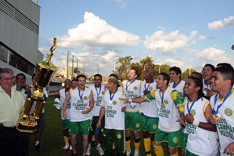 Jogadores do Santa Quitéria fazem a festa no gramado do Francisco Muraro, casa do Trieste: título encerrou um jejum de 23 anos do tradicional time da zona sul | Walter Alves/Gazeta do Povo