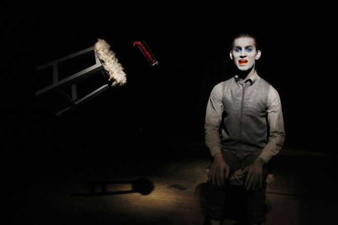 Renato Sbardelotto em Laranja Mecânica: Cia. de Bife Seco investe no surrealismo | 