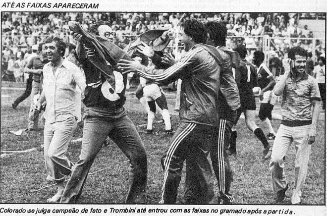 Dirigentes do Colorado entraram, liderados por Renato Trombini, entraram com faixas no final da partida | 