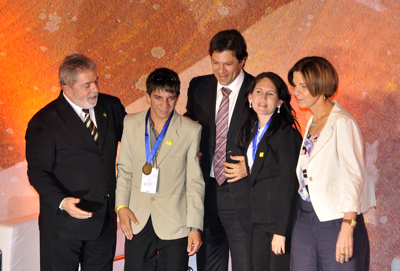 O presidente Luiz Inácio Lula da Silva e o ministro da Educação, Fernando Haddad, participam da solenidade de premiação da Olimpíada de Língua Portuguesa Escrevendo o Futuro | Agência Brasil