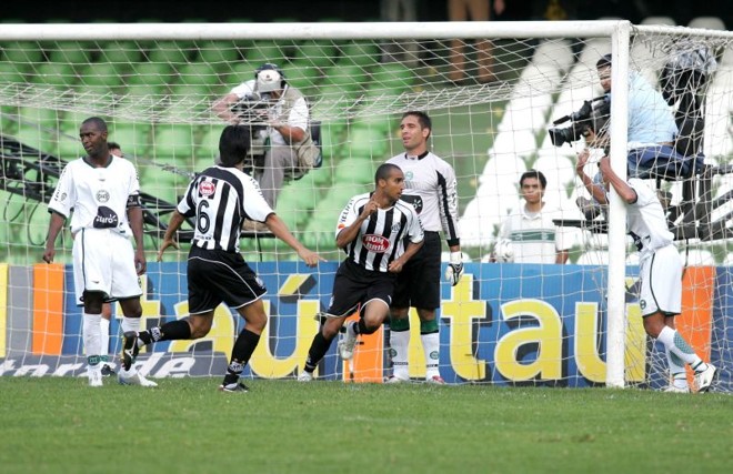 Para não ajudar o Furacão, coxas vibraram com revés diante do Santos em 2004 |