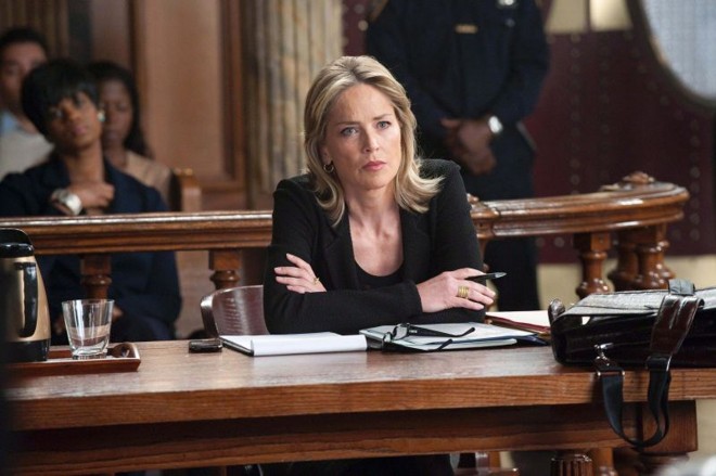Aos 52 anos, Sharon Stone consegue poucos papéis e teve de diversificar sua carreira. Aqui, ela aparece em cena do seriado Law & Order |