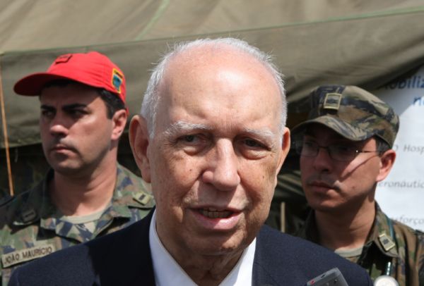 Cirurgia -O vice-presidente da República, José Alencar (foto), vai passar por uma nova cirurgia neste sábado. Ele está internado no Hospital Sírio-Libanês, em São Paulo, com quadro de suboclusão intestinal. Segundo boletim médico divulgado ontem, embora seu quadro clínico siga estável e o sarcoma venha respondendo ao tratamento, persiste o quadro de obstrução intestinal. Alencar voltou a ser internado na terça-feira, três dias após ter recebido alta | Lucas Prates/Jornal Hoje em Dia