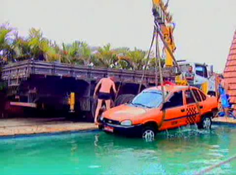 Guindaste retirou táxi da piscina | RPC TV / Reprodução