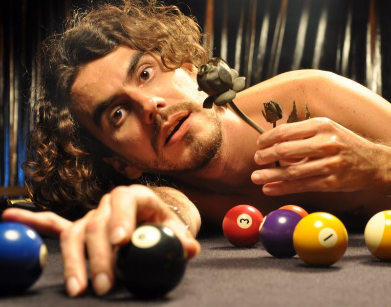 O artista baiano na foto da capa de Saliva-me ao Vivo: versatilidade e bom humor | Divulgação