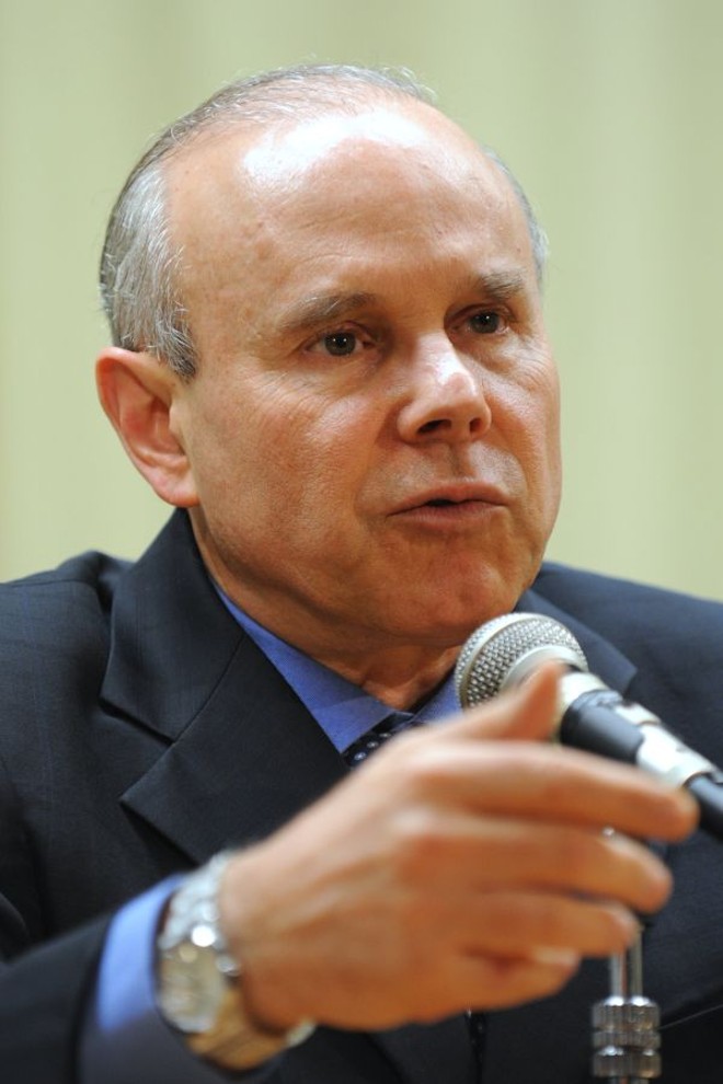 Nome:Guido MantegaIdade:61 anos*Formação:É formado em Economia pela Universidade de São Paulo (USP), com especialização em Sociologia pelo Institute of Development Studies (IDS) da Universidade de Sussex, Inglaterra, e doutorado em Sociologia do Desenvolvimento pela USP.*Ligações políticas:Filiado ao Partido dos Trabalhadores (PT)*Cargos ocupados:Atual ministro da Fazenda. Durante o governo Lula também ocupou o Ministério do Planejamento e a presidência do BNDES. Trabalha desde 1993 como assessor econômico de Lula, tendo sido um dos coordenadores do programa econômico do PT na eleição de 2002 |