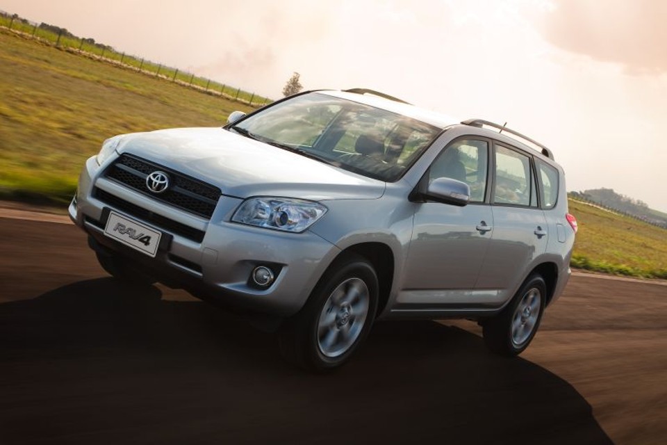 Toyota lança versão 4X2 do utilitário esportivo RAV4 A nova versão do utilitário da Toyota mantém o mesmo visual do modelo top de linha | Divulgação/Toyota