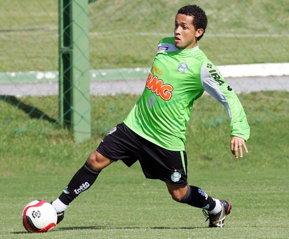 Um dos artilheiros do Coxa na Série B, Rafinha já declarou interesse em continuar no Alto da Glória | Hedeson Alves / Gazeta do Povo
