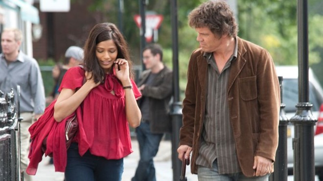 Freida Pinto e Josh Brolin: nem sempre a grama do vizinho é a mais verde |