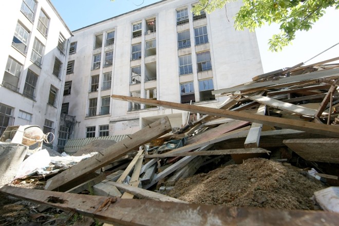 Metade do prédio da CEU permanece interditada e estudantes reclamam que parte reformada já apresenta problemas | Valterci Santos/Gazeta do Povo