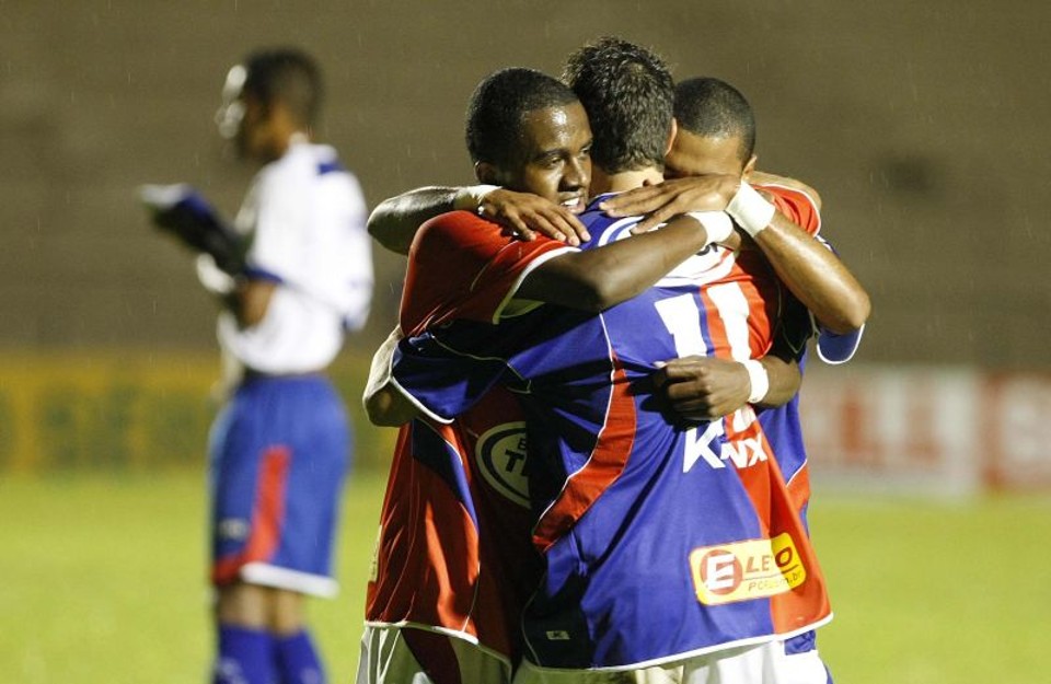 Kelvin (à esquerda) abraça Rodrigo Pimpão, autor do gol paranista | Pedro Serápio/ Gazeta do Povo
