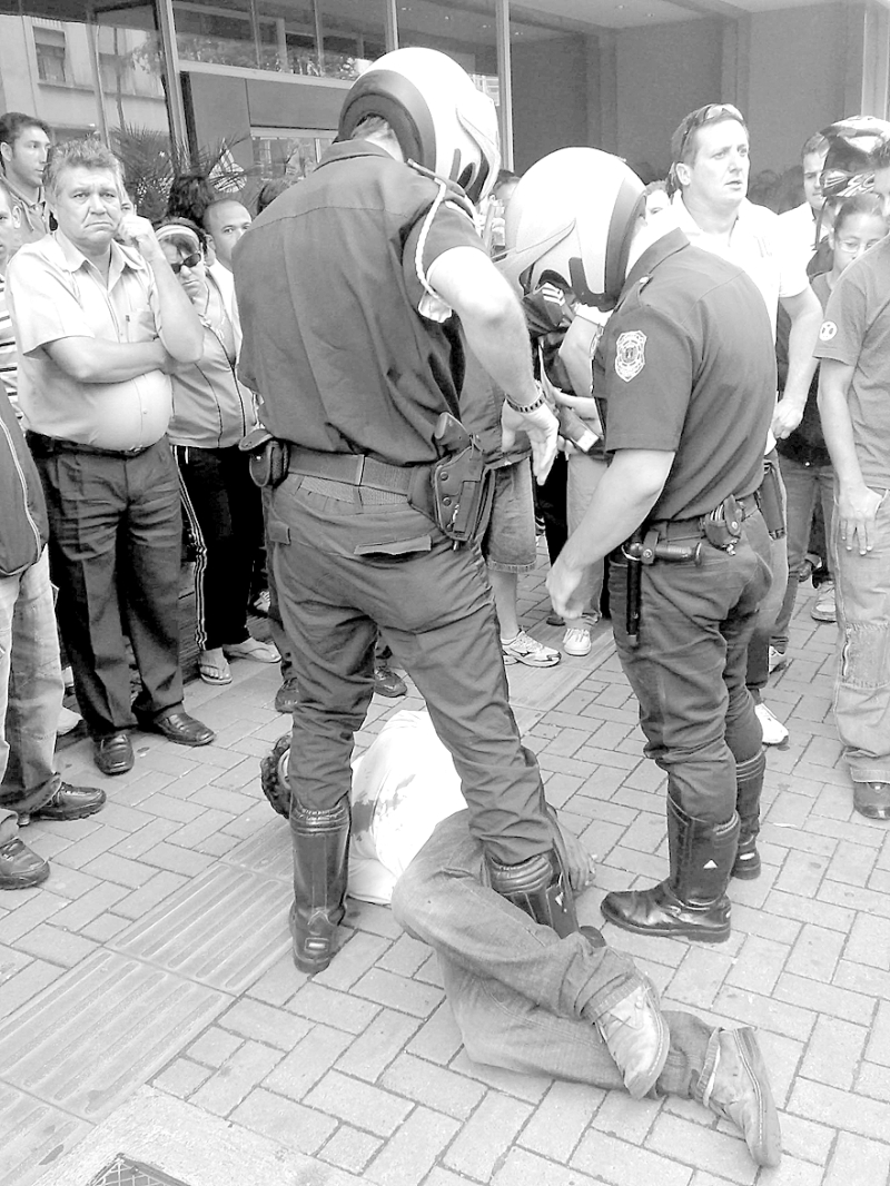 Guardas municipais prendem o agressor: estresse e falta de civilidade no trânsito | Ivonaldo Alexandre/Gazeta do Povo