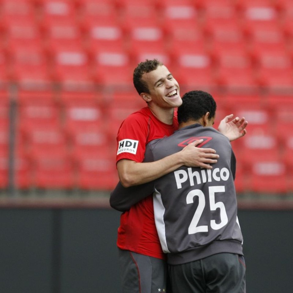 Cenário ideal Chico abraça o atacante Bruno Mineiro em treino na Arena | Marcelo Elias/ Gazeta do Povo