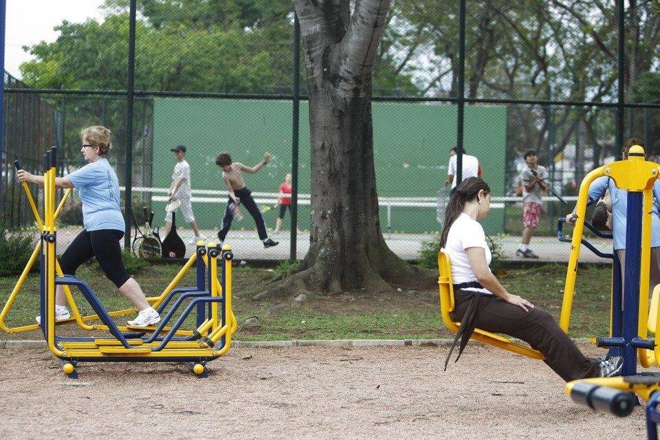 Academias ao ar livre afastam sedentarismo Equipamentos públicos na Arthur Bernardes, em Curitiba: média de 300 pessoas por dia, com tempo bom | Daniel Castellano/Gazeta do Povo