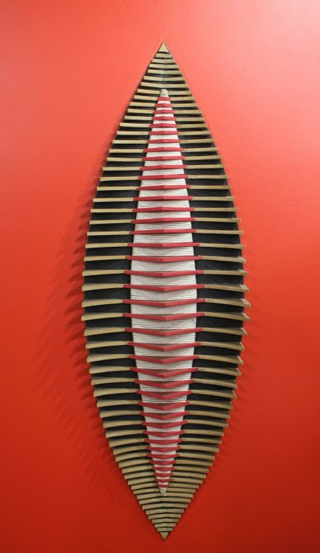 Materiais descartados são matéria para obras de inspiração indígena |