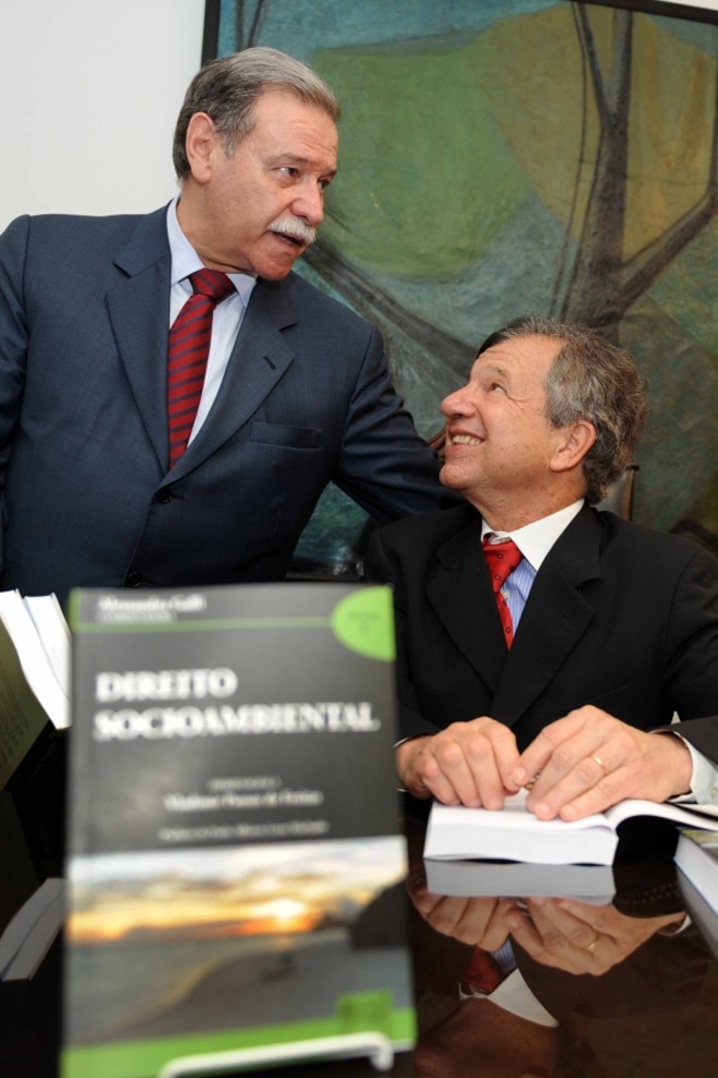 O presidente do Tribunal de Justiça, Celso Rotoli de Macedo (em pé), cumprimenta o ex-presidente do Tribunal Regional Federal da 4ª Região Vladimir Passos de Freitas, homenageado na abertura do VII Congresso Paranaense de Direito Ambiental, na noite desta terça-feira |