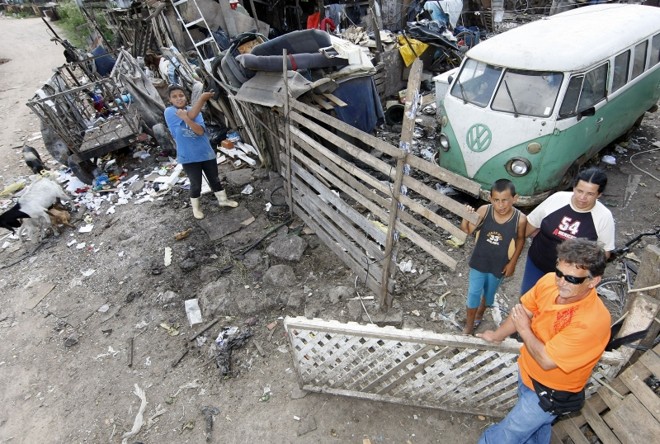 João, Mariley e os dois filhos moram na área mais carente da paupérrima Vila Pantanal, área de invasão de Curitiba. Eles vivem na miséria, mas nas estatísticas figuram apenas como pobres | Fotos: Hedeson Alves/ Gazeta do Povo