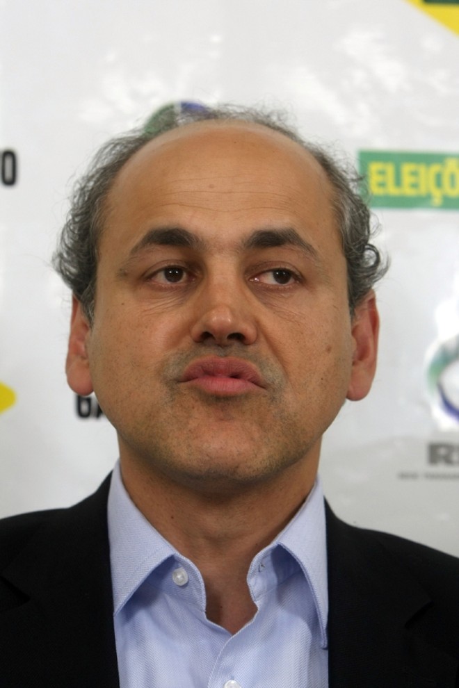 Consolação -O resultado do Prêmio Congresso em Foco deste ano servirá como uma espécie de prêmio de consolação ao deputado federal Gustavo Fruet (PSDB-PR). O paranaense foi considerado pelos internautas um dos parlamentares mais atuantes do Congresso Nacional. Ficou em segundo lugar, em disputa acirrada pela primeira colocação com o deputado Chico Alencar (PSol-RJ), que acabou chegando em primeiro. Alvaro Dias (PSDB-PR) ficou em quinto entre os senadores. A entrega do prêmio está marcada para o dia 22, em Brasília | 