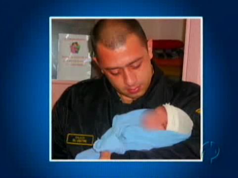 Soldado Luiz Ortiz, da Polícia Militar, resgatou o bebê | Reprodução