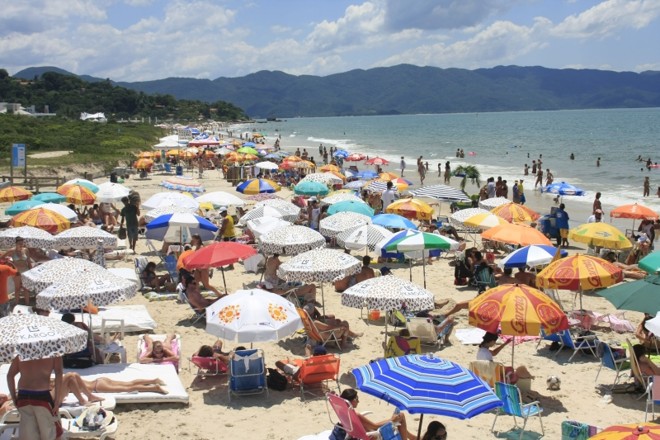 Praia de Jurerê, em Santa Catarina: balneário de luxo se mobiliza para impedir construção de estaleiro da EBX | Giuliano Gomes/ Gazeta do Povo