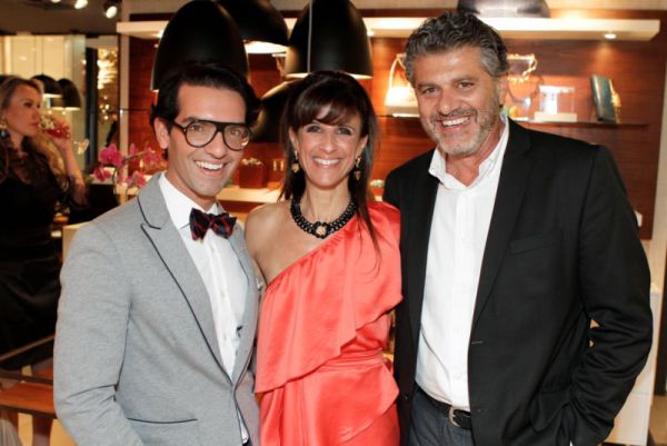 A franqueada Gisah Miró Ziliotto com o designer italiano Fabrizio Giannone (à dir.) e o consultor de moda Raphael Mendonça (à esq.), o coquetel de lançamento da coleção Verão na loja Fabrizio Giannone do ParkShoppingBarigüi, na última quinta-feira. Carioca radicado em Nova York, Raphael produziu um desfile e prestou consultoria às clientes no evento | Kelly Knevels
