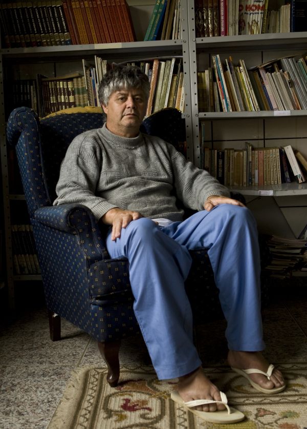 Fernando Gois na biblioteca onde dorme na Chácara dos Meninos de 4 Pinheiros: o que precisa cabe numa sacola | Antonio Costa / Gazeta do Povo