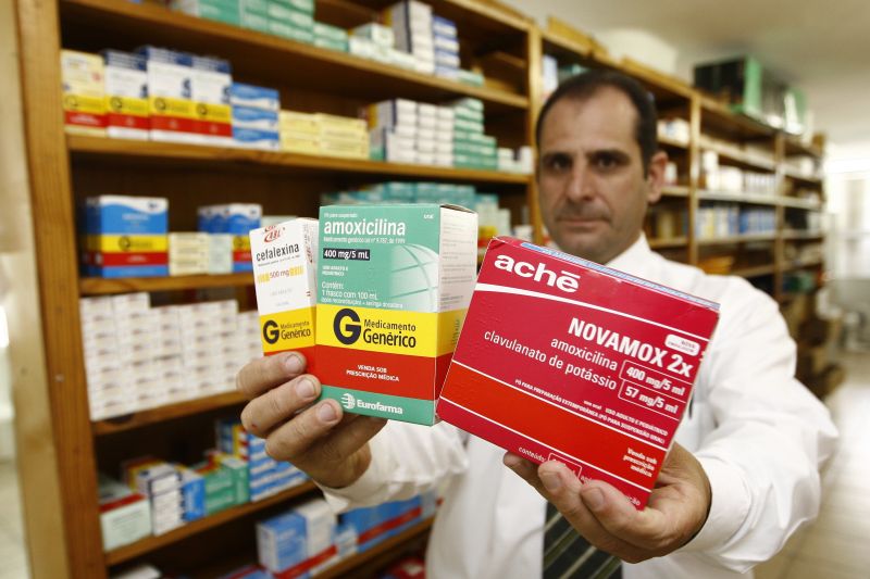 Para o gerente de farmácia Demilson de Ávila, as novas regras sobre a venda de antibióticos não foram bem divulgadas | Gilberto Abelha / Gazeta do Povo