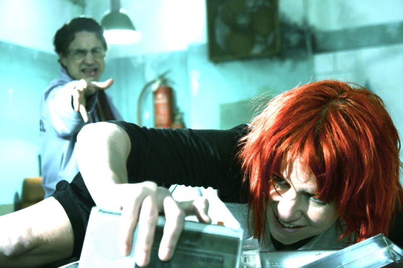 Mariana Zanetti é acossada pelo legista interpretado por Leandro Daniel Colombo em Morgue Story, o filme | Lucia Biscaia/Divulgação