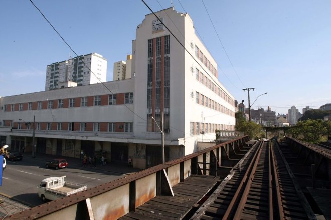 Edifício Teixeira Soares no Centro de Curitiba: pequeno trecho protegido | 