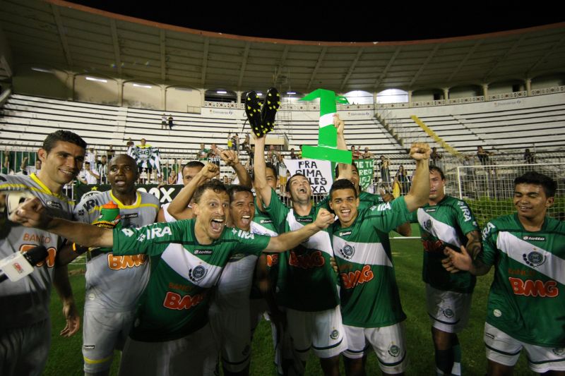 Jogadores do Coritiba comemoram o retorno do clube à elite do futebol brasileiro no gramado de São Januário, no Rio de Janeiro. Clube pode ser bicampeão da Série B no sábado, em casa, contra o Figueirense | Albari Rosa/ Gazeta do Povo enviado especial