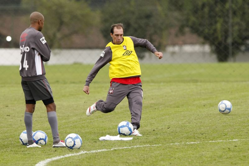 Paulo Baier e Paulinho, os dois principais cobradores de falta do Atlético: maestro rubro-negro espera ganhar o duelo de hoje com o palmeirense Marcos Assunção | Antonio More/ Gazeta do Povo