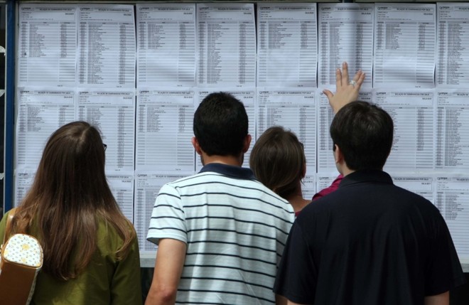 Candidatos a uma vaga pública checam resultado de concurso: tribunais regionais e federais devem contratar 5 mil em 2011 | Hedeson Alves/Gazeta do Povo