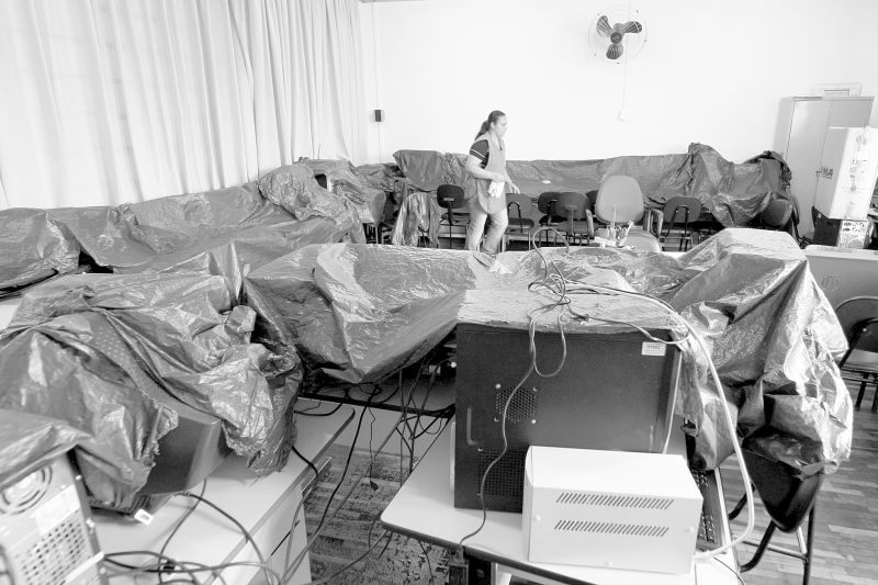 A sala de informática ficou alagada e a obra do novo prédio está parada | Albari Rosa/Gazeta do Povo