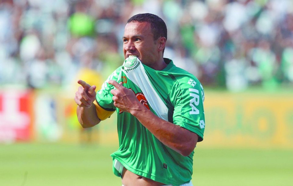 Coritiba ignora a tabela e antecipa festa de campeão O capitão Jéci abriu o placar na emblemática vitória contra o Figueirense. Na comemoração, a pedido do filho de 4 anos, o zagueiro comemorou mordendo o escudo do clube | Valterci Santos/Gazeta do Povo