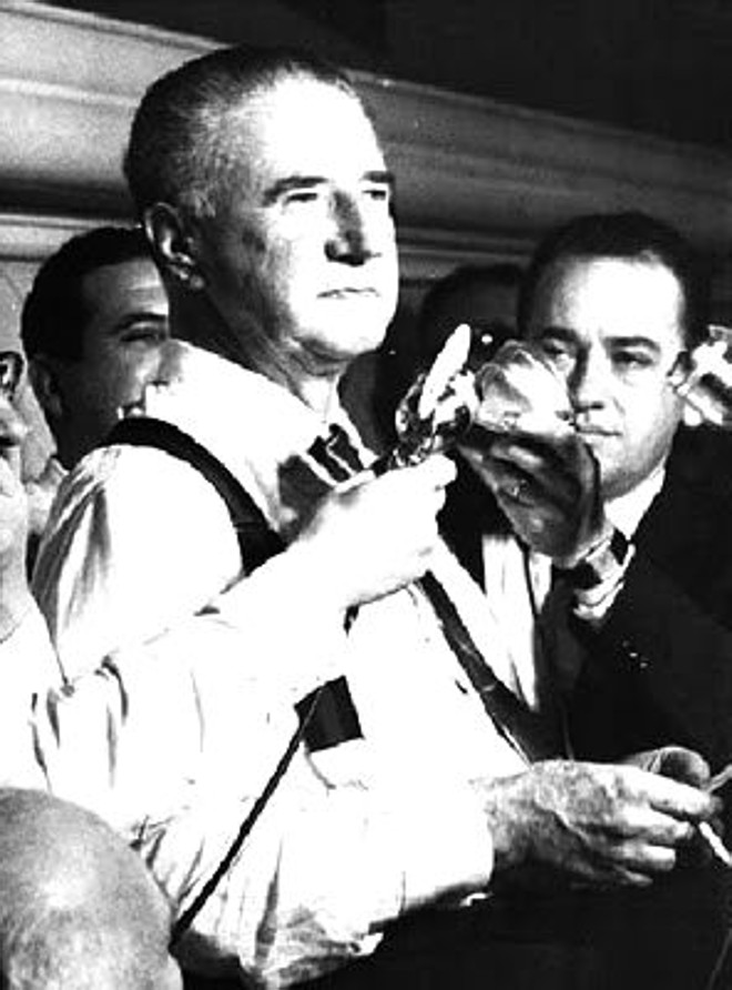 O ex-governador Adhemar: Dilma não teria participado do roubo do cofre |