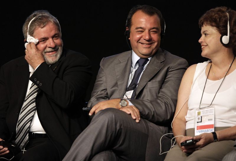 A partilha é um assunto superado. A nossa luta é a perda da participação es­­pe­­cial que nós teremos com a aprova­­ção da partilha [dos royalties do petróleo]. Nós não vamos pedir nada, esse acordo já está feito. Sérgio Cabral, governador reeleito do Rio de Janeiro, cobrando da presidente eleita Dilma Rousseff que vete a lei que prevê a partilha dos royalties do petróleo, caso ela seja aprovada | Sergio Mora / Gazeta do Povo